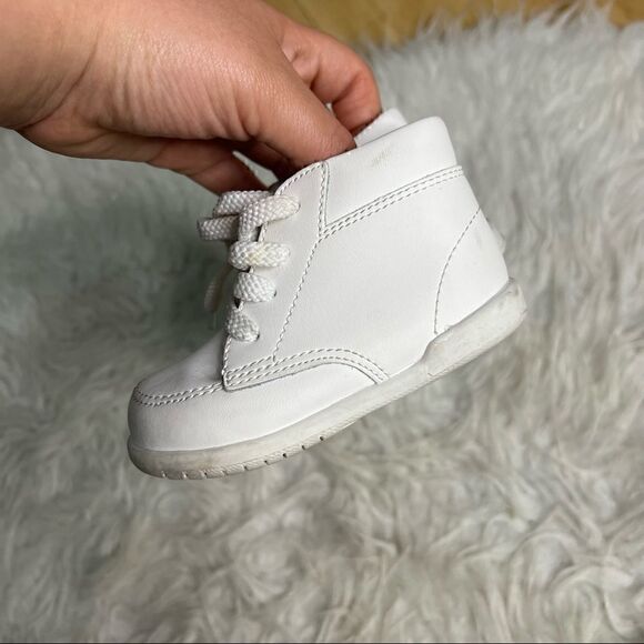 Classy white baby shoes size 4 W - Picture 3 of 13